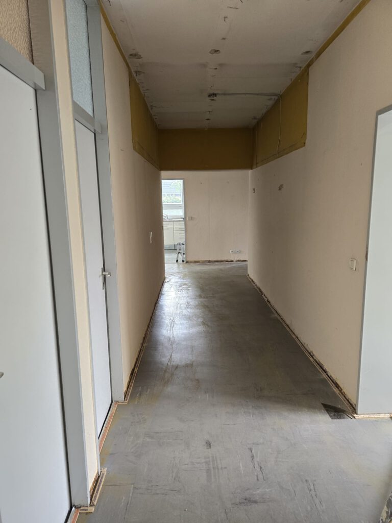 Seitengang – nach vollständiger Räumung → Decke geöffnet, Lichtanlage entfernt, Zugang freigeräumt.