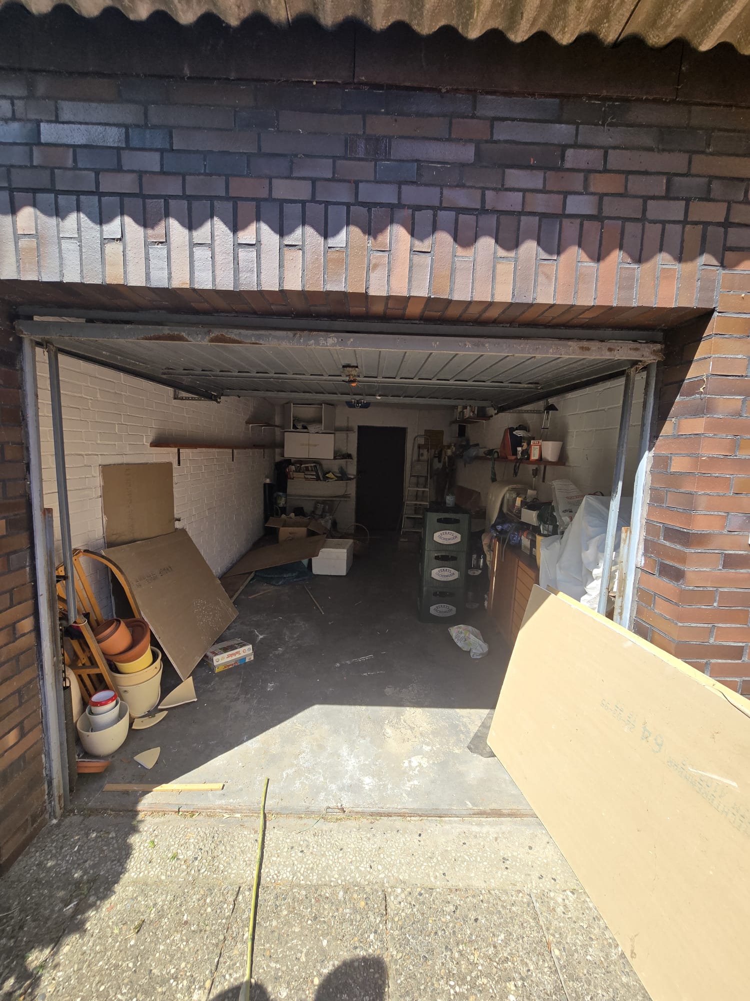 Garagenentrümpelung Berlin – vollgestellte Garage vor der Entrümpelung