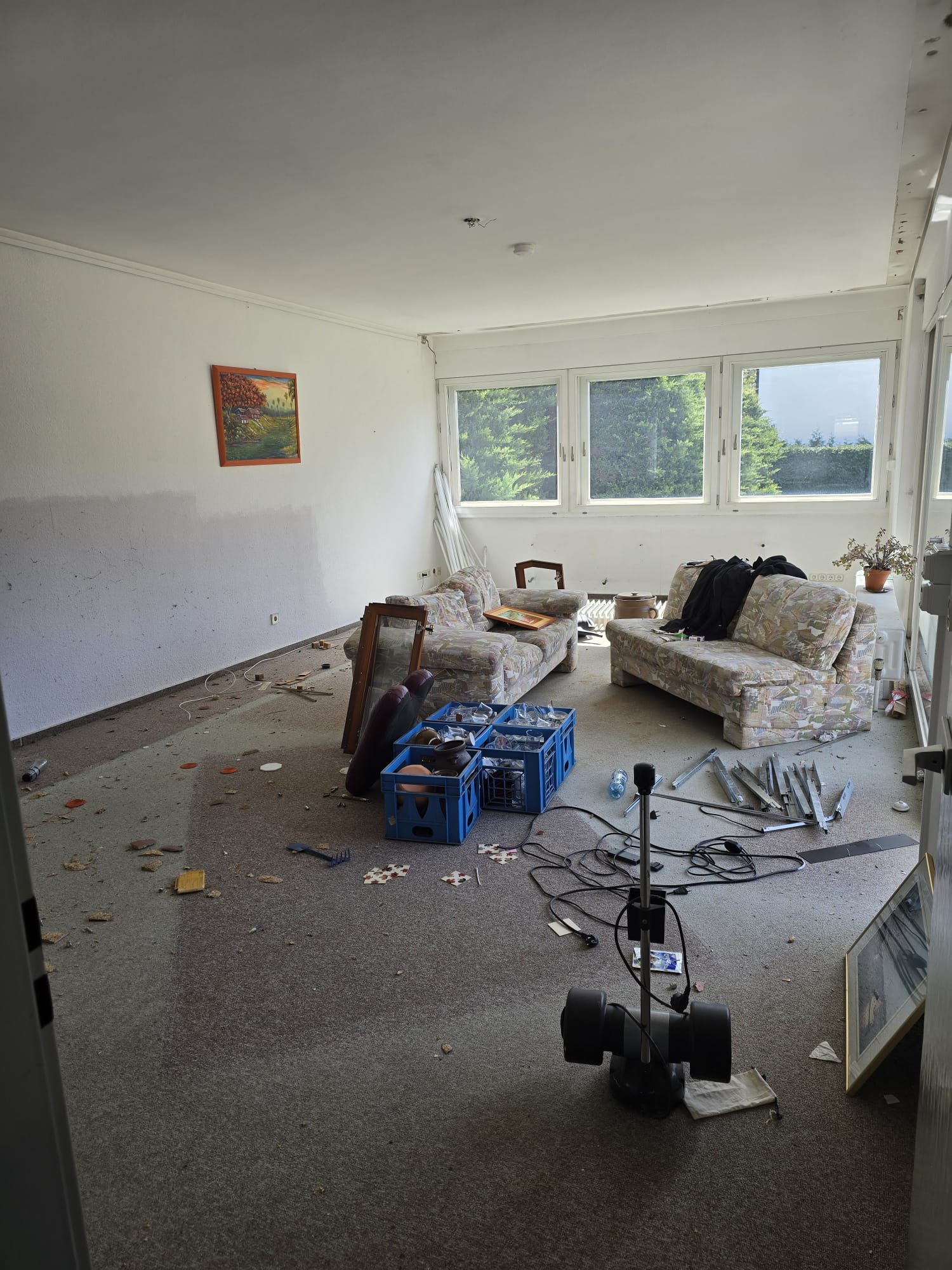 Wohnungsauflösung Spandau – vollgestellte Wohnung mit Möbeln und Sperrmüll vor der Entrümpelung